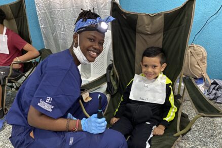 Casa de Esperanza volunteers clean the teeth of children in the mobile dental clinics.